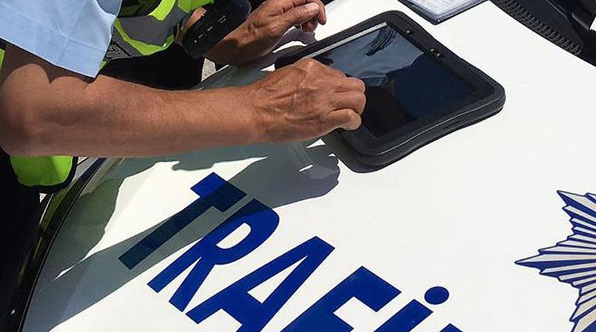 Polisin 'dur' ihtarına uymayıp kaçtılar! Alkollü kadın sürücüden pes dedirten sözler: 'Söyle de filtreli çeksin makyajım yok'