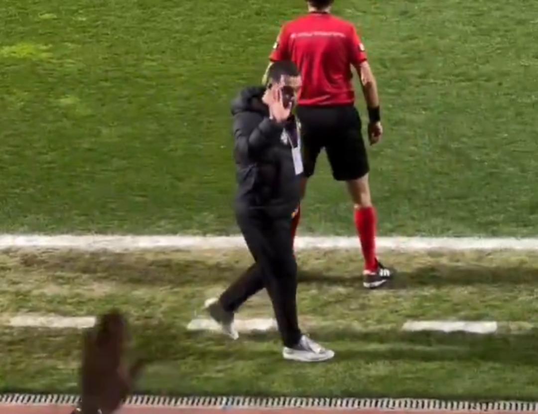 Arda Turan kendisine yapılan tezahüratı duyunca tribünleri susturdu! Fatih Terim e büyük saygı... 2