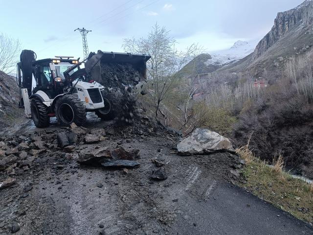 Hakkari’de yola düşen kayalar temizlendi
