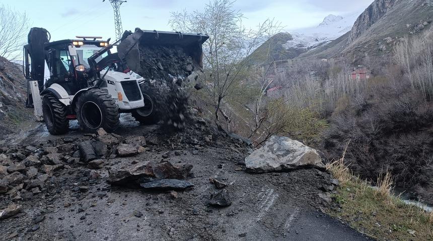 Hakkari’de yola düşen kayalar temizlendi