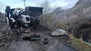 Hakkari’de yola düşen kayalar temizlendi