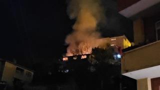 2 katlı binada çıkan yangın, yanında bulunan 3 katlı binaya sıçradı: 1 ölü