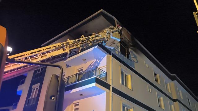 Kırşehir'de 4 katlı binada yangın paniği... 3 kişi dumandan etkilendi