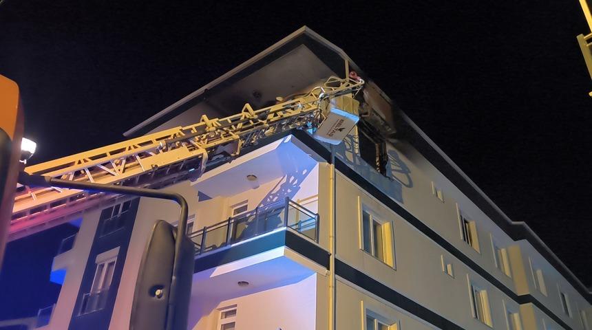 Kırşehir'de 4 katlı binada yangın paniği... 3 kişi dumandan etkilendi