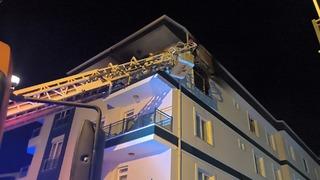 Kırşehir'de 4 katlı binada yangın paniği... 3 kişi dumandan etkilendi