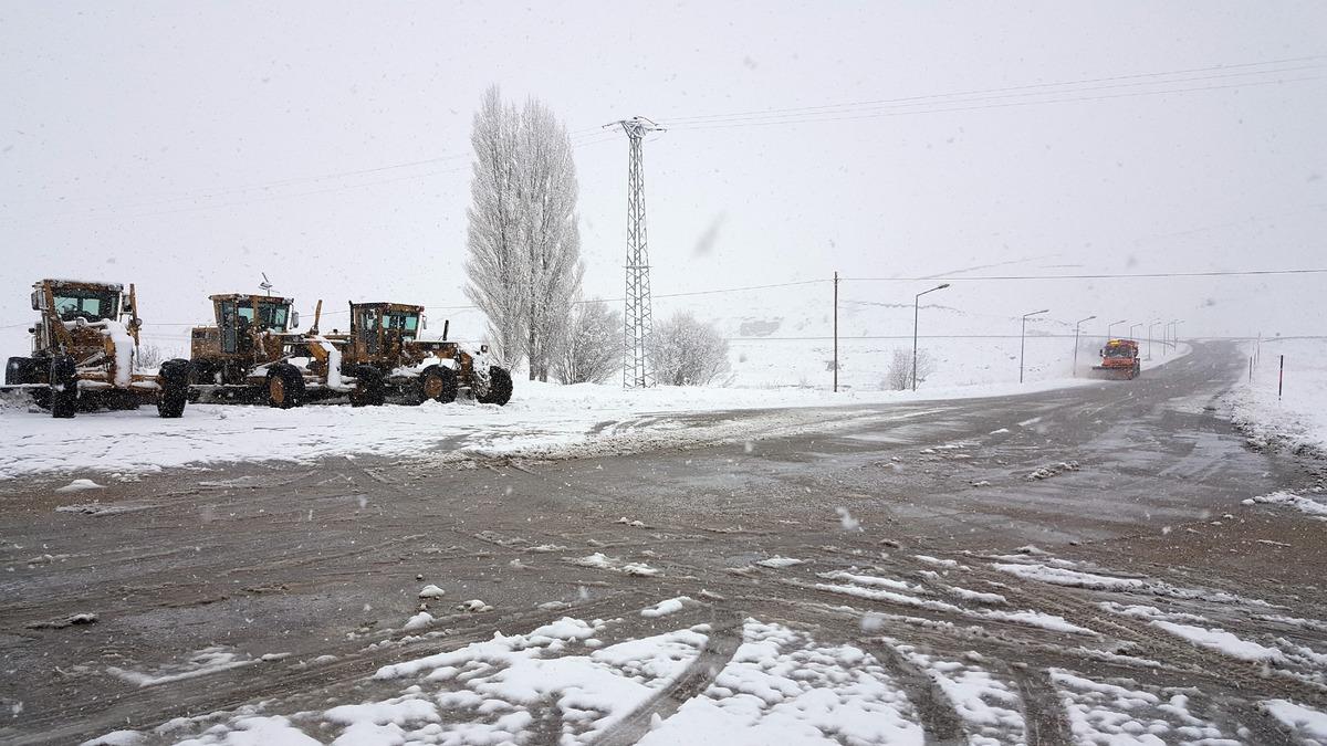 Erzincan’ın yüksek kesimlerinde kar yağışı aralıklı sürüyor
