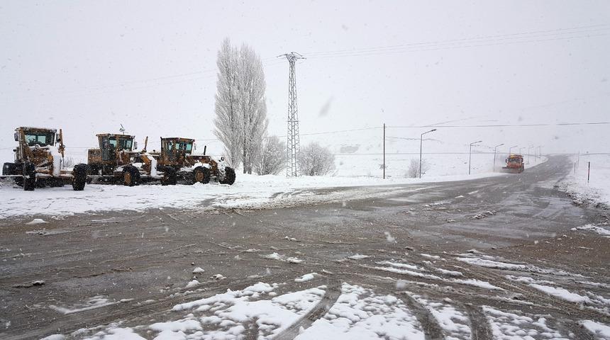 Erzincan’ın yüksek kesimlerinde kar yağışı aralıklı sürüyor
