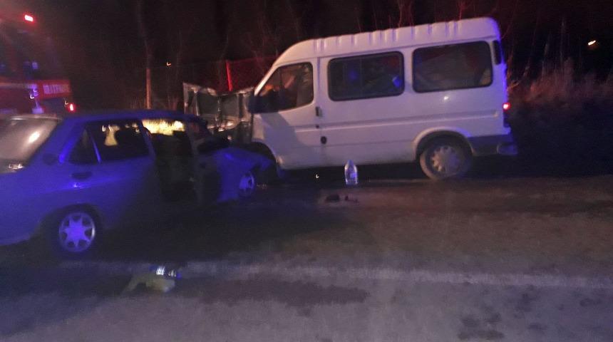 Otomobil minib&uuml;se &ccedil;arptı: 1 &ouml;l&uuml;, 3 yaralı