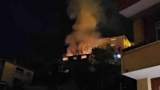 2 katlı binada çıkan yangın, yanında bulunan 3 katlı binaya sıçradı: 1 ölü