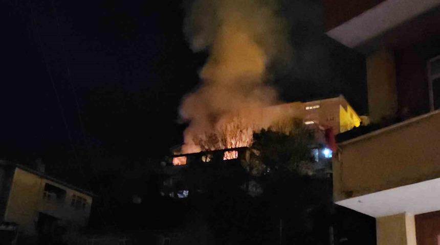 2 katlı binada çıkan yangın, yanında bulunan 3 katlı binaya sıçradı: 1 ölü