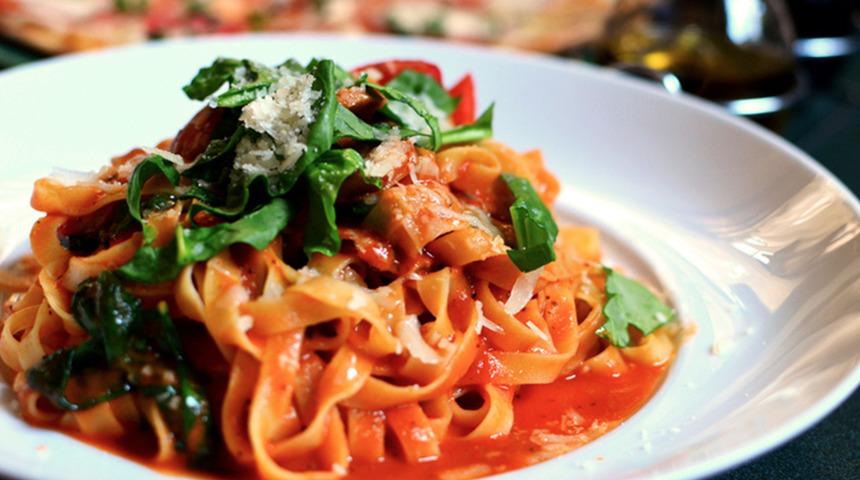 Glutensiz makarnayı bu tarifle deneyenler farkı hiç anlamıyor! Pratik ve hazır sos tarifi: Leziz ve kolay…