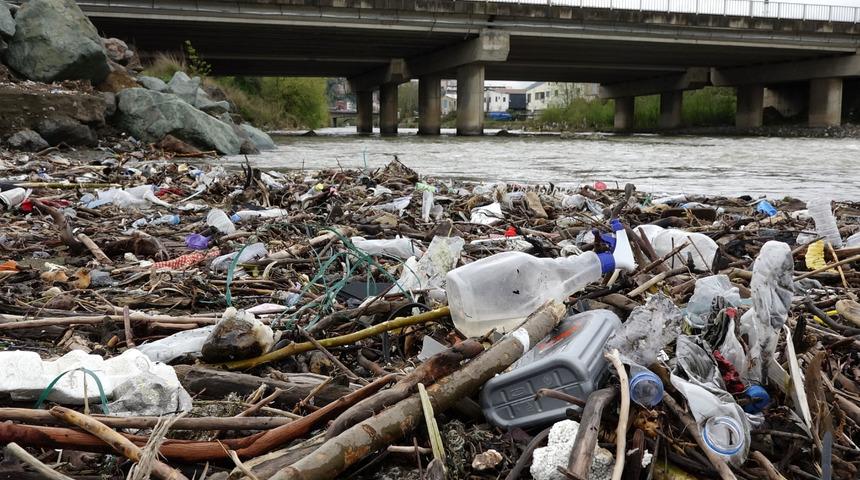 Derelerle sürüklenen çöpler Karadeniz'i kirletiyor