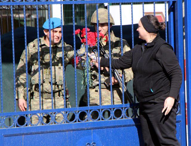 Komandolara 'Zeytin Dalı Harekatı'na destek karanfili