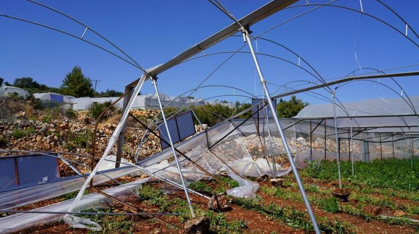 Mersin Erdemli'de fırtına seralara zarar verdi