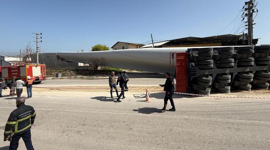 Çanakkale'de rüzgar gülü kanadı taşıyan tır devrildi