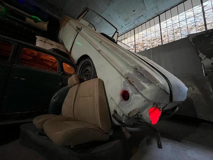 Evinin zemin katını mezarlığa dönüştürdü! Tam 12 klasik model: Amerika'da görüp özenmiş... G1