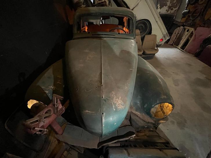 Evinin zemin katını mezarlığa dönüştürdü! Tam 12 klasik model: Amerika'da görüp özenmiş... G2