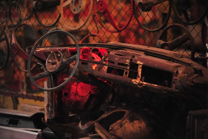 Evinin zemin katını mezarlığa dönüştürdü! Tam 12 klasik model: Amerika'da görüp özenmiş... G3