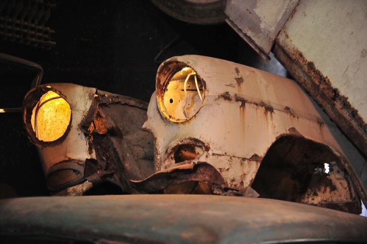 Evinin zemin katını mezarlığa dönüştürdü! Tam 12 klasik model: Amerika'da görüp özenmiş... G4