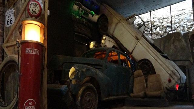 Evinin zemin katını mezarlığa dönüştürdü! Tam 12 klasik model: Amerika'da görüp özenmiş...