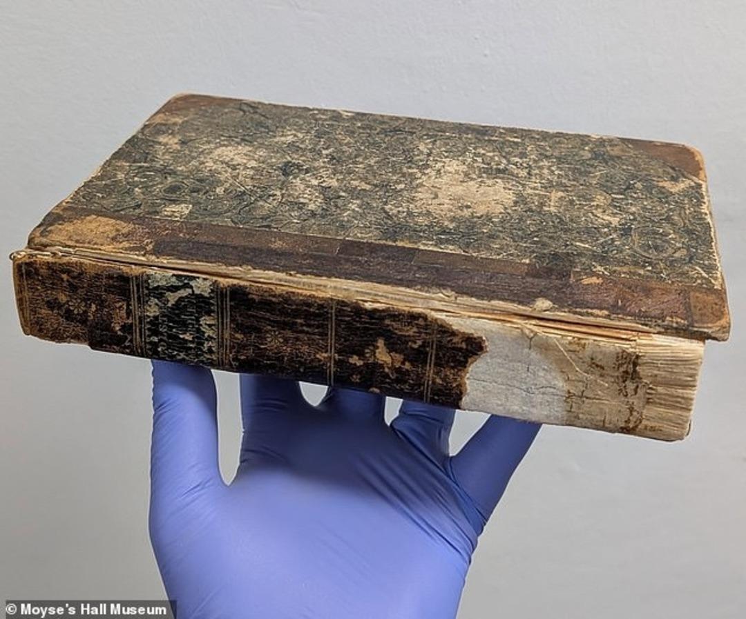 Dünyanın en iğrenç kitabı müze ofisinde bulundu! Hikayesini duyanın midesi bulandırdı! Kullanılan malzeme inanılmaz... 1