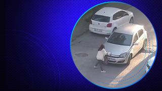 Yol ortasında sürücülere küfür edip araçları tekmeledi