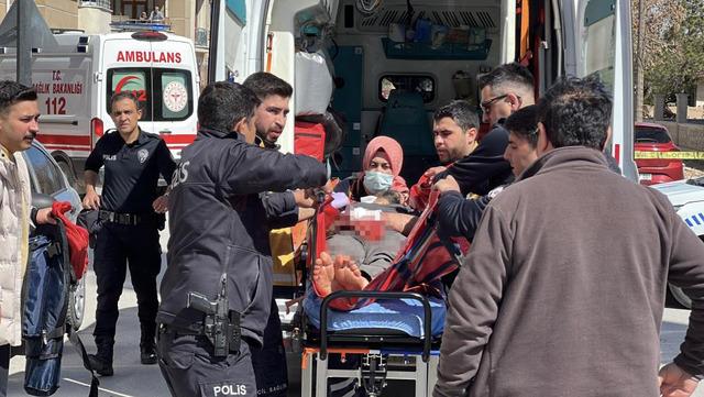Önce karısını bıçakladı sonra kendisini