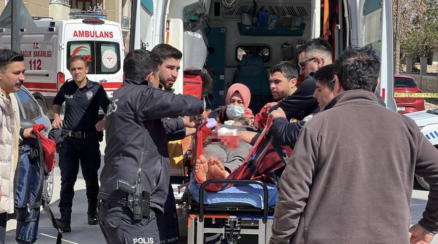 Karısını bıçakla ağır yaraladı, sonra kendini bıçakladı... 4 yaşındaki çocuk dehşeti yaşadı