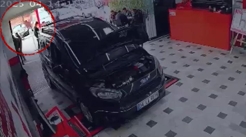 Bağcılar'da oto galeriye el yapımı patlayıcıyla saldırı! Şiddetli patlama kamerada