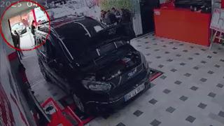 Bağcılar'da oto galeriye el yapımı patlayıcıyla saldırı! Şiddetli patlama kamerada