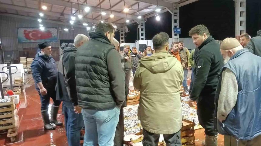 Av yasağı başladı! Küçük teknelerin getirdiği balıklar mezatta satıldı