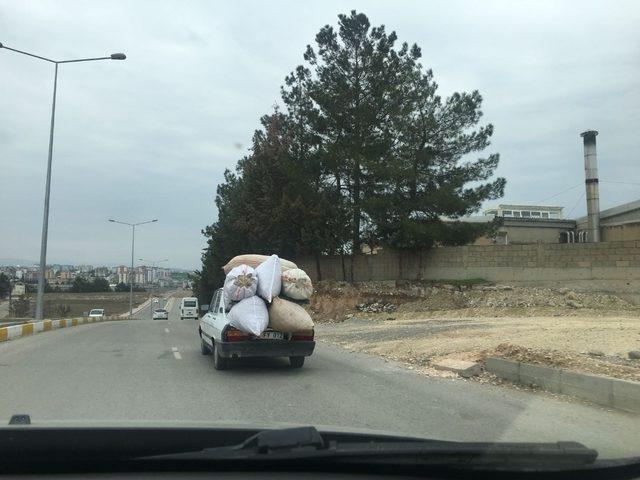 Çuvalların bagajdan taştığı otomobilin tehlikeyi yolculuğu