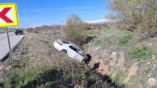 Konya’da otomobil dere yatağına uçtu: 2 kişi yaralandı