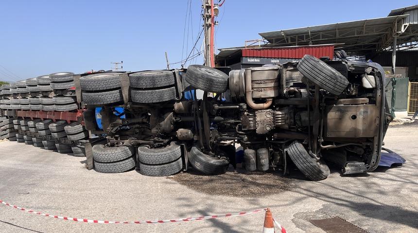 Çanakkale'de rüzgar türbini pervanesi taşıyan tır devrildi