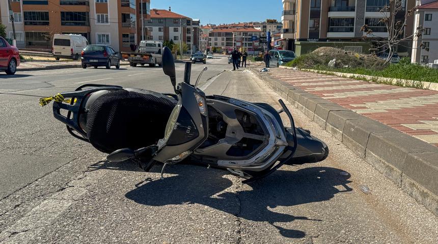 Uşak'ta hafif ticari araçla çarpışan motosikletin sürücüsü öldü