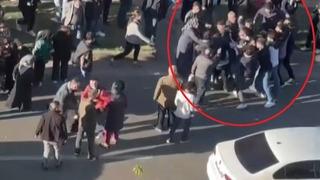 Motosikleti ile yayaya çarpan sürücüye saldırı anı kameralara yansıdı