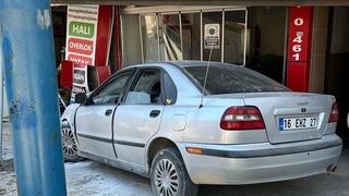 Kontrolden çıkan otomobil iş yerine daldı
