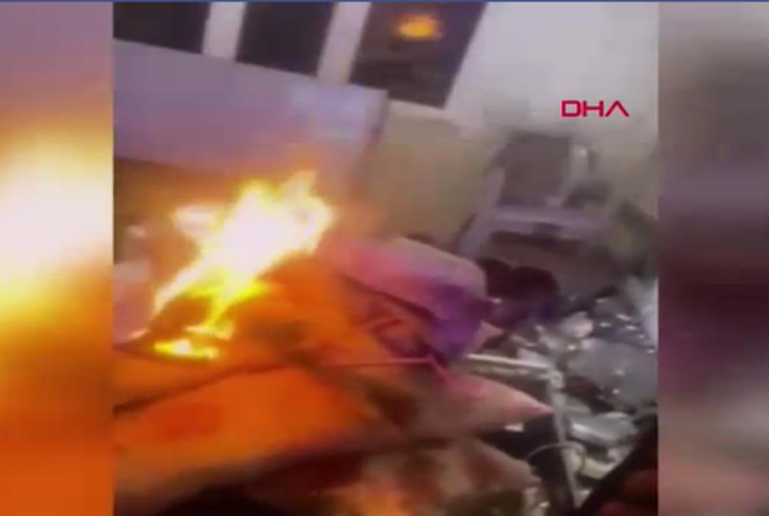 Satırı defalarca kez vurup tehditler savurdu... Annesiyle tartıştı, canlı yayında evi yaktı! 2