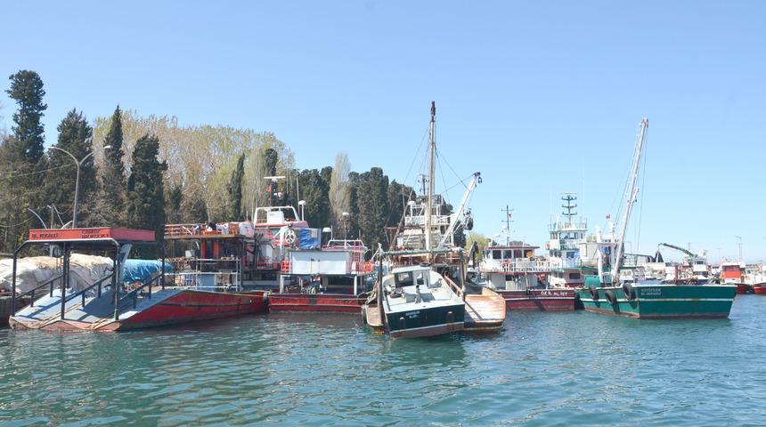 Kocaeli'de balıkçılar tekne ve ağlarını bakıma aldı