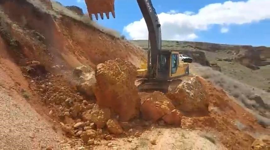 Elazığ’ın köy yollarında kaya düşmelerine karşı çalışma başlatıldı