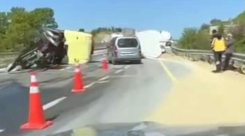 Yer: Sakarya! Yem yüklü silobas devrildi: Yemler yola savruldu