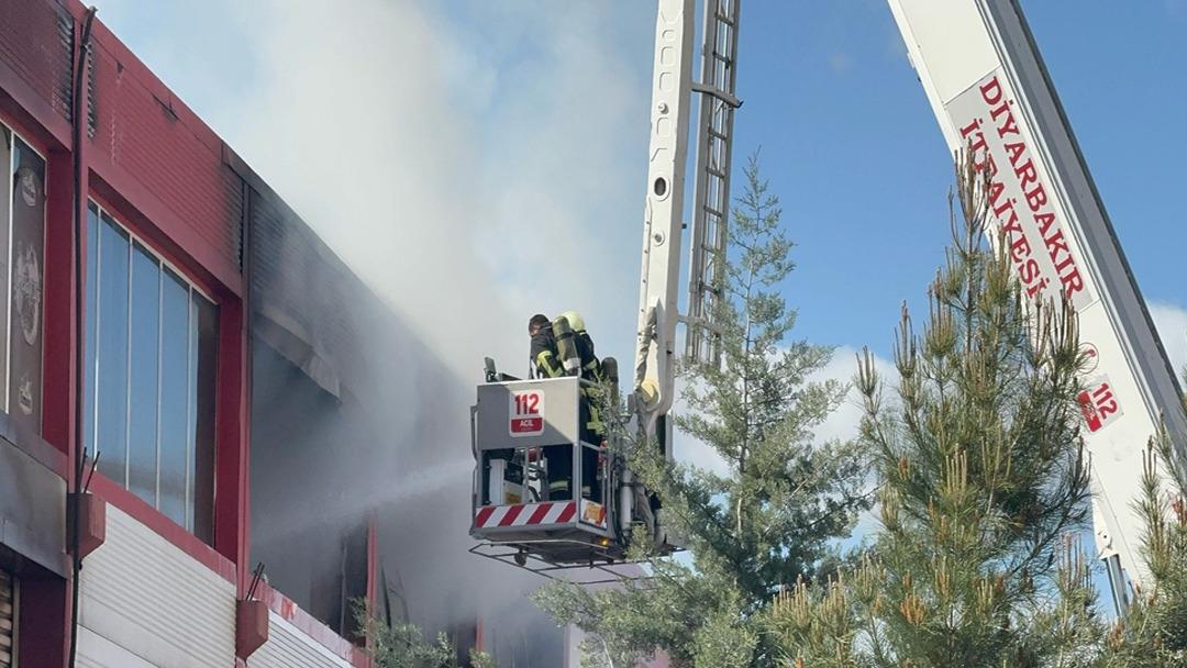 Diyarbakır da sanayi sitesinde yangına itfaiye müdahale etti 1