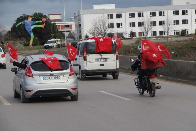 Traktörleriyle gelip gönüllü askerlik başvurusu yaptılar