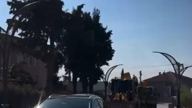 Kepçe operatörü damada, iş makineleri ve traktörlerle düğün konvoyu