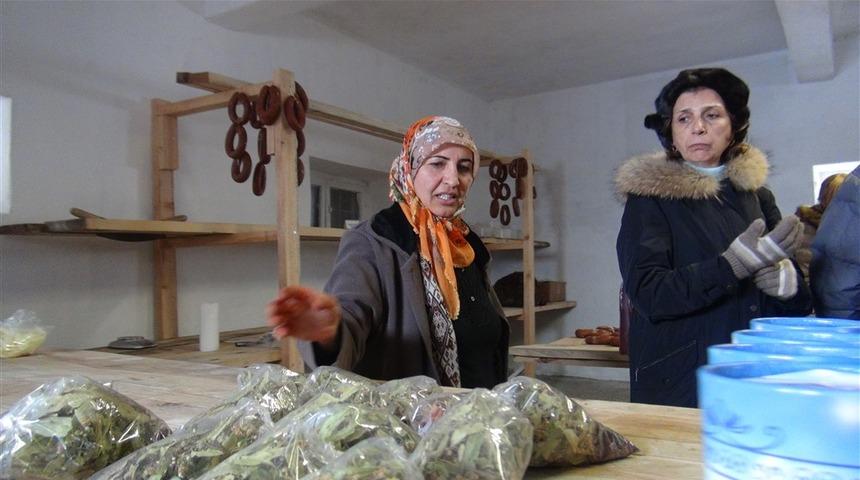 Sosyal medyada fenomen olan&nbsp;Karslı&nbsp;Z&uuml;mran &Ouml;m&uuml;r, yaşantısıyla dikkat &ccedil;ekiyor