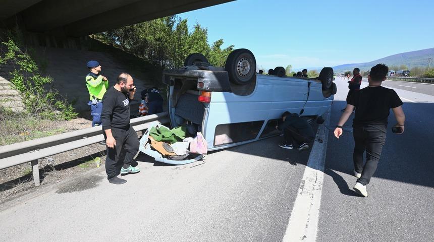 Anadolu Otoyolu'nda cenaze dönüşü devrilen minibüsteki 4 kişi yaralandı