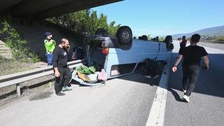 Anadolu Otoyolu'nda cenaze dönüşü devrilen minibüsteki 4 kişi yaralandı