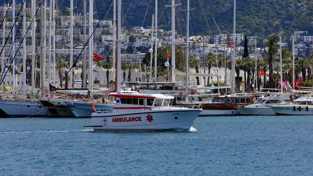 Yunanistan'da teknede düşerek yaralanan kişi deniz ambulansıyla Bodrum'a getirildi