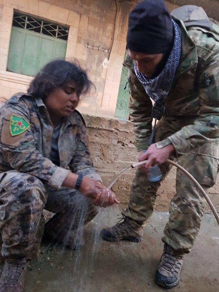 ÖSO askeri esir aldığı YPG'li teröriste su verdi ile ilgili görsel sonucu