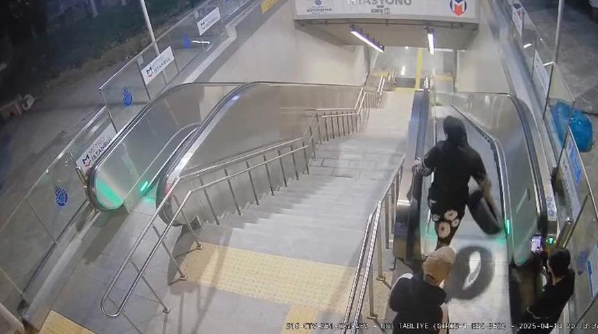 Metro istasyonuna çöp ve lastik atan şüpheliler kamerada! "Suç duyurusunda bulunuldu"